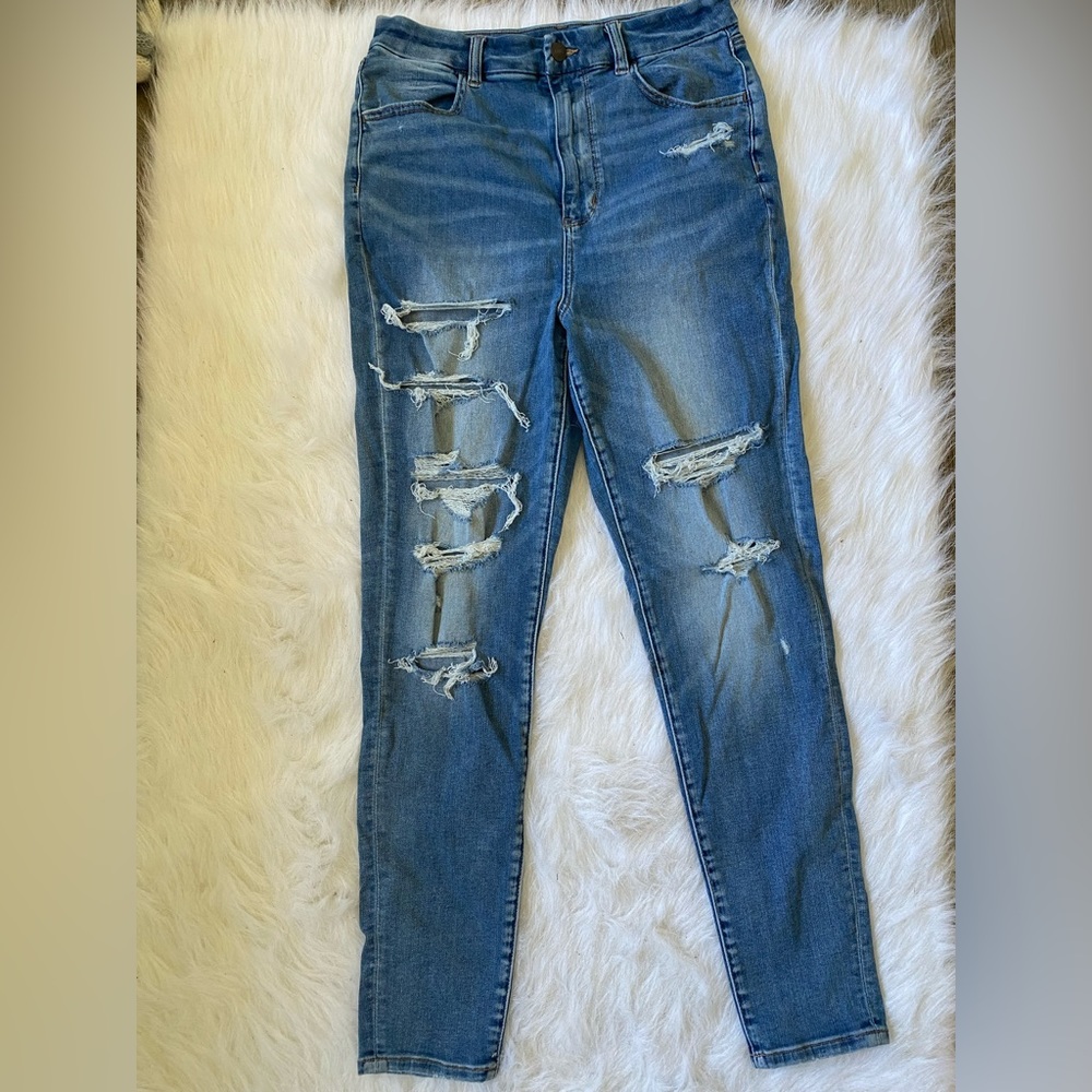 American Eagle light washed distressed high rise skinny jean